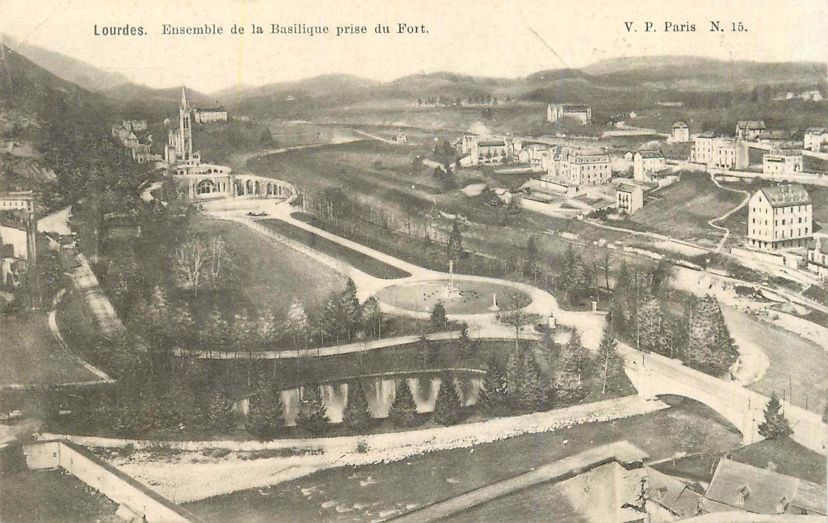CPA Lourdes Ensemble de la Basilique prise du Fort