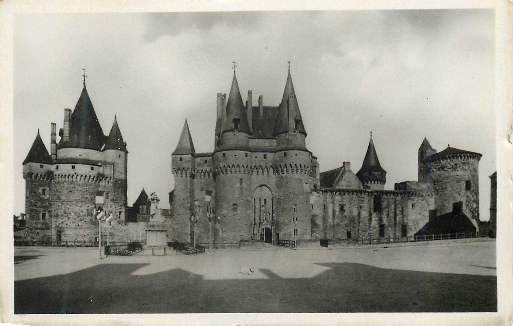 CPM Vitre (I et V) Chateau des Duos de la Tremoille Tour Saint Laurent le Chatelet (Entree Tour Magdeleine)