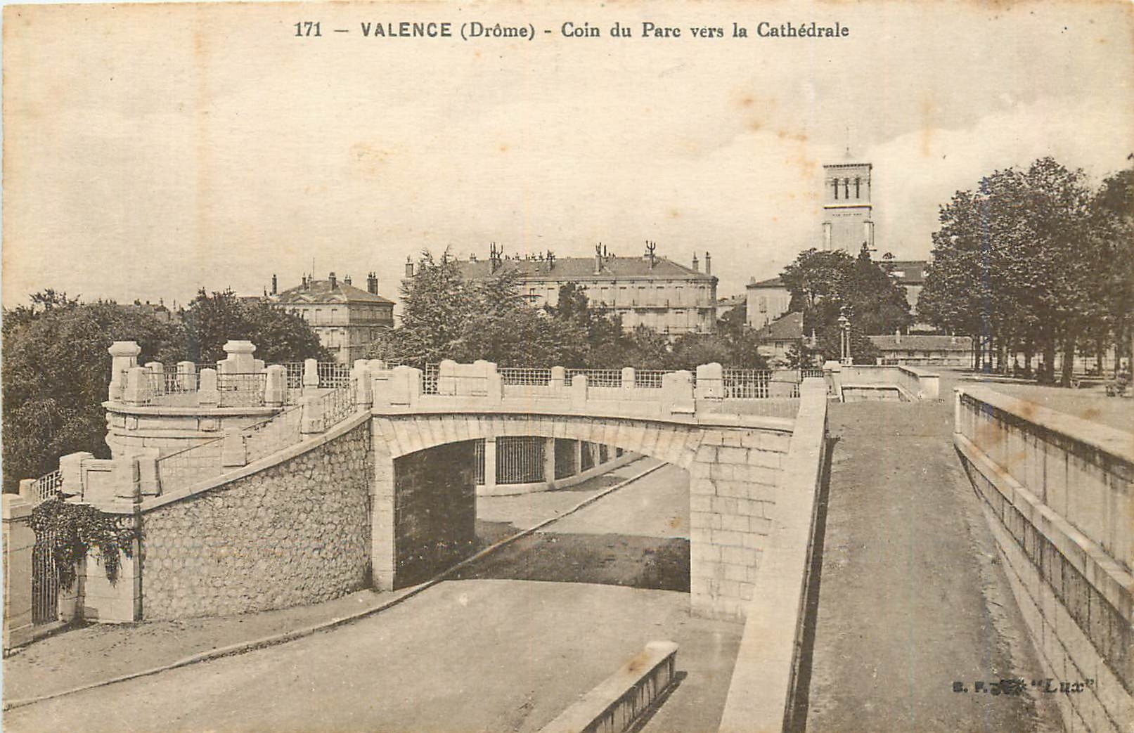 CPA Valence (Drome) Coin du Parc vers la Cathedrale