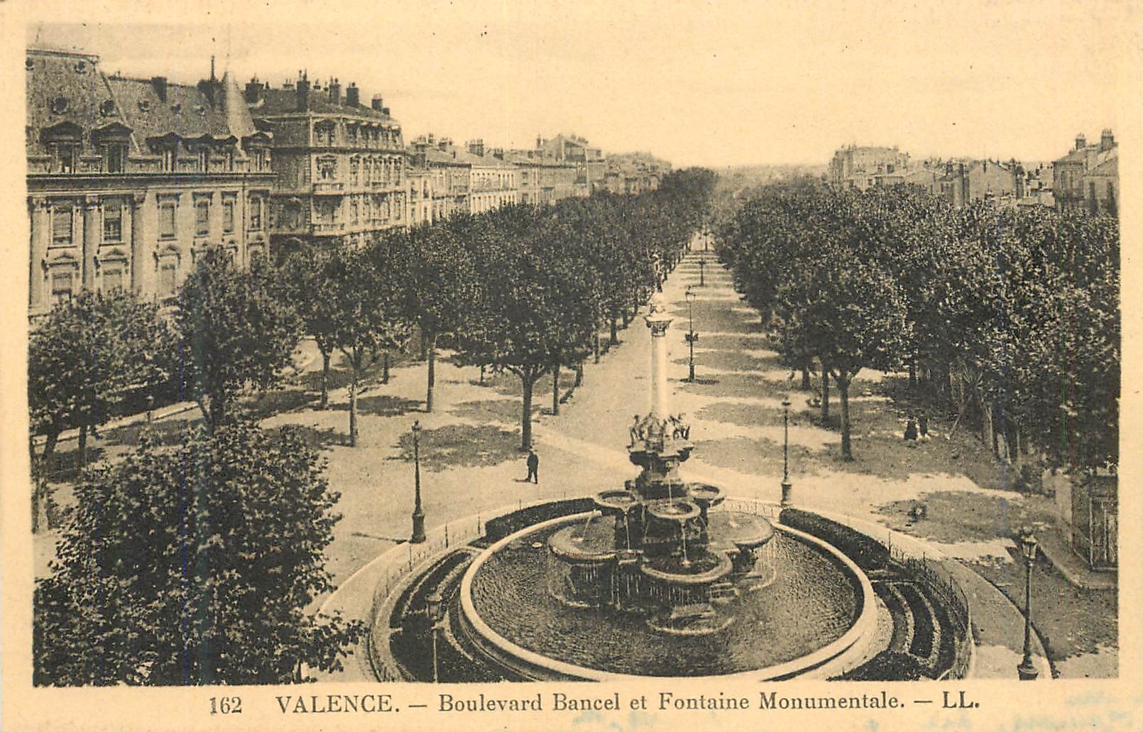 CPA Valence Boulevard Bancel et Fontaine Monumentale