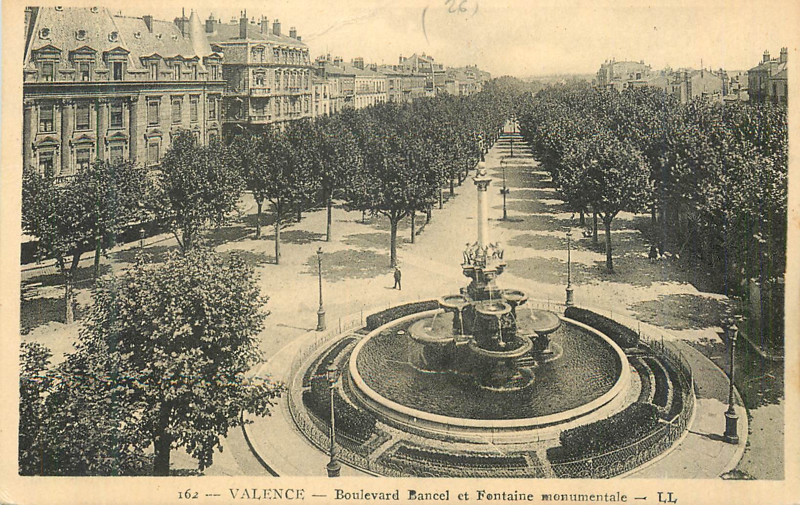 CPA Valence Boulevard Bancel et Fontaine Monumentale