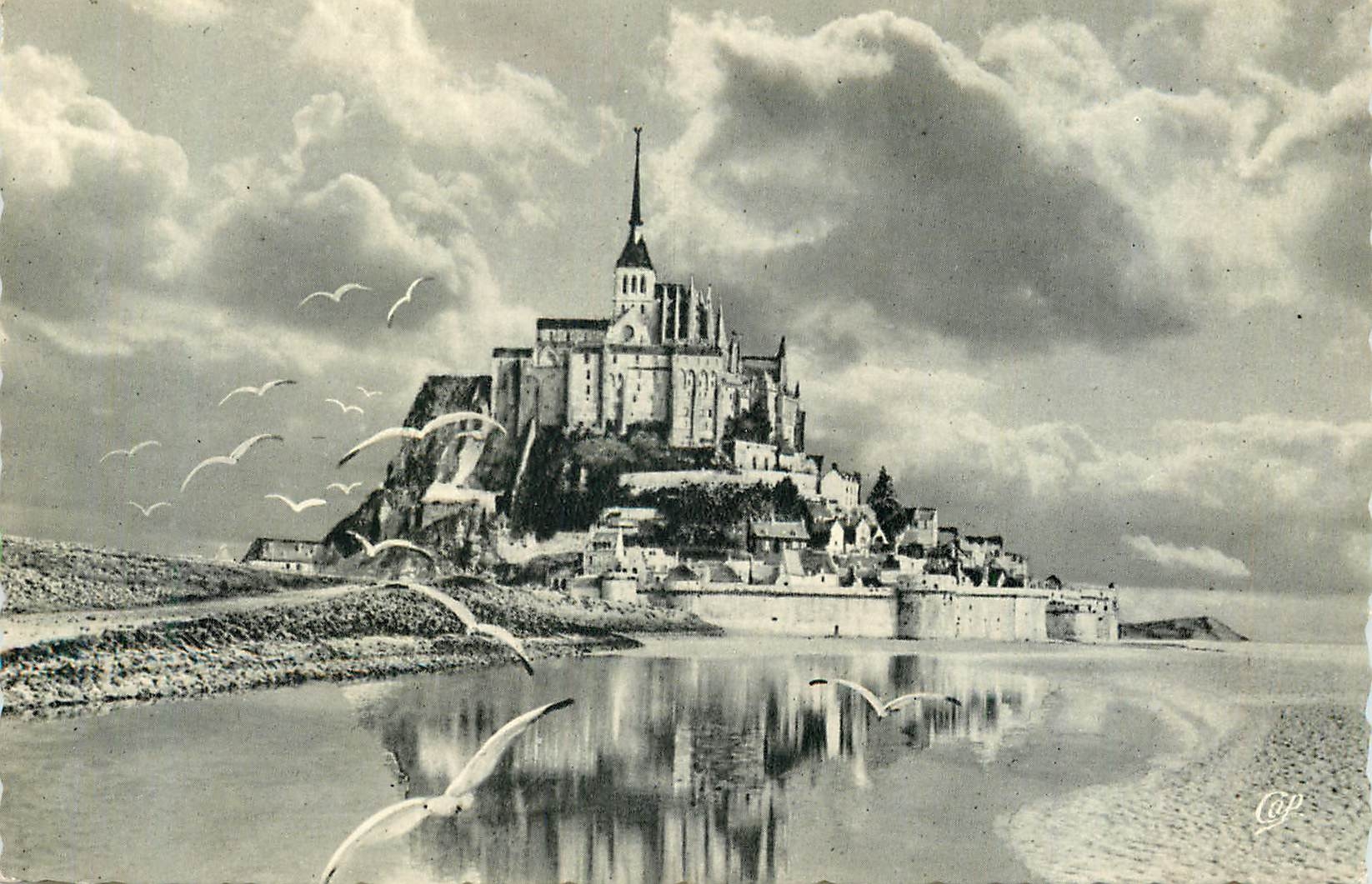 CPM Mont Saint Michel Vue prise a L'Est de la Digue