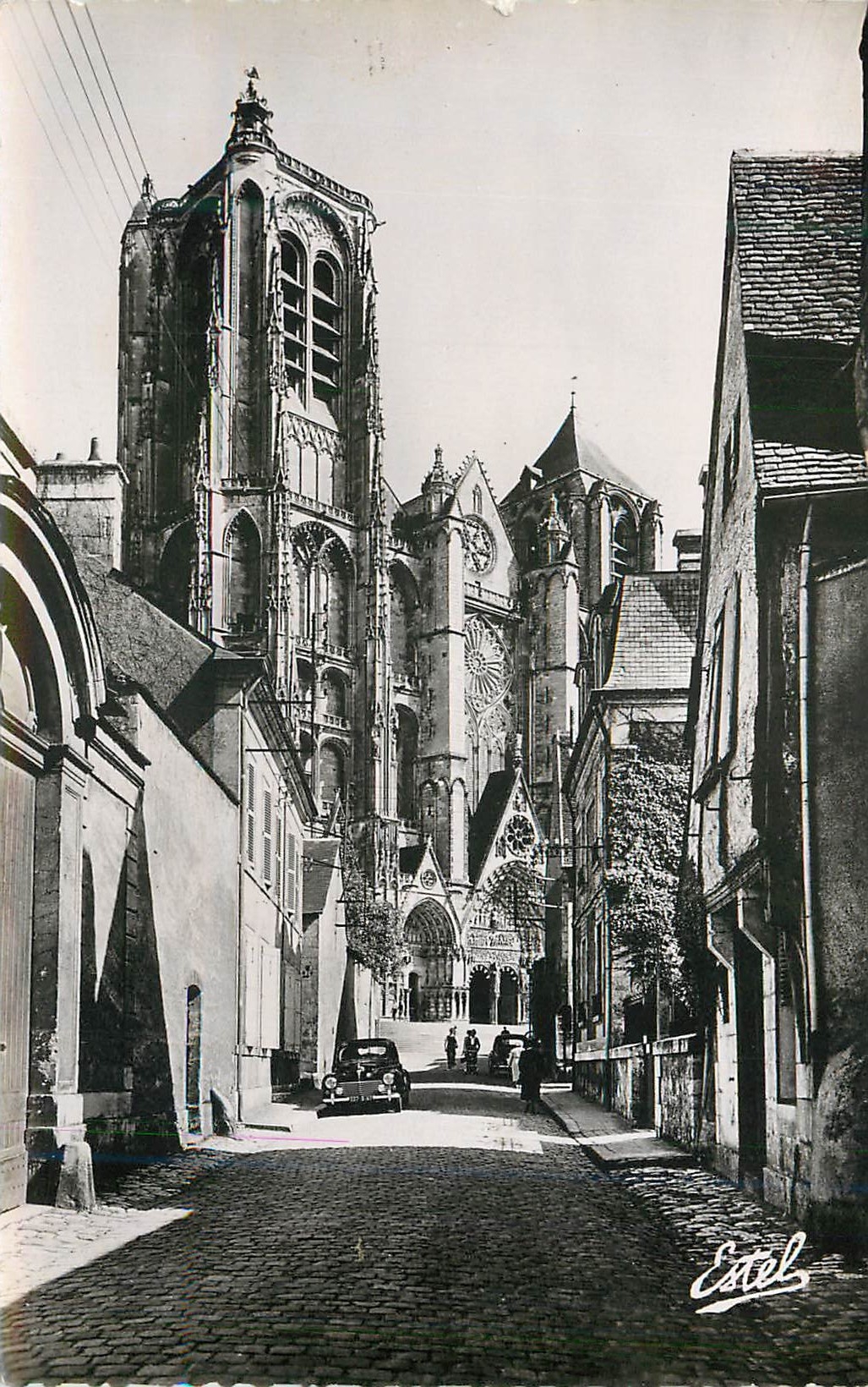 Bourges — Cathédrale Saint-Étienne vue de la rue Porte Jaune — Estel