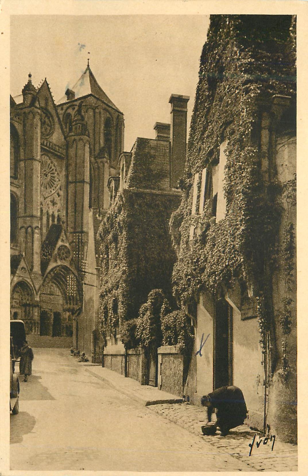 CPA Bourges (Cher) Vieille Rue Dans le Fond La Cathedrale