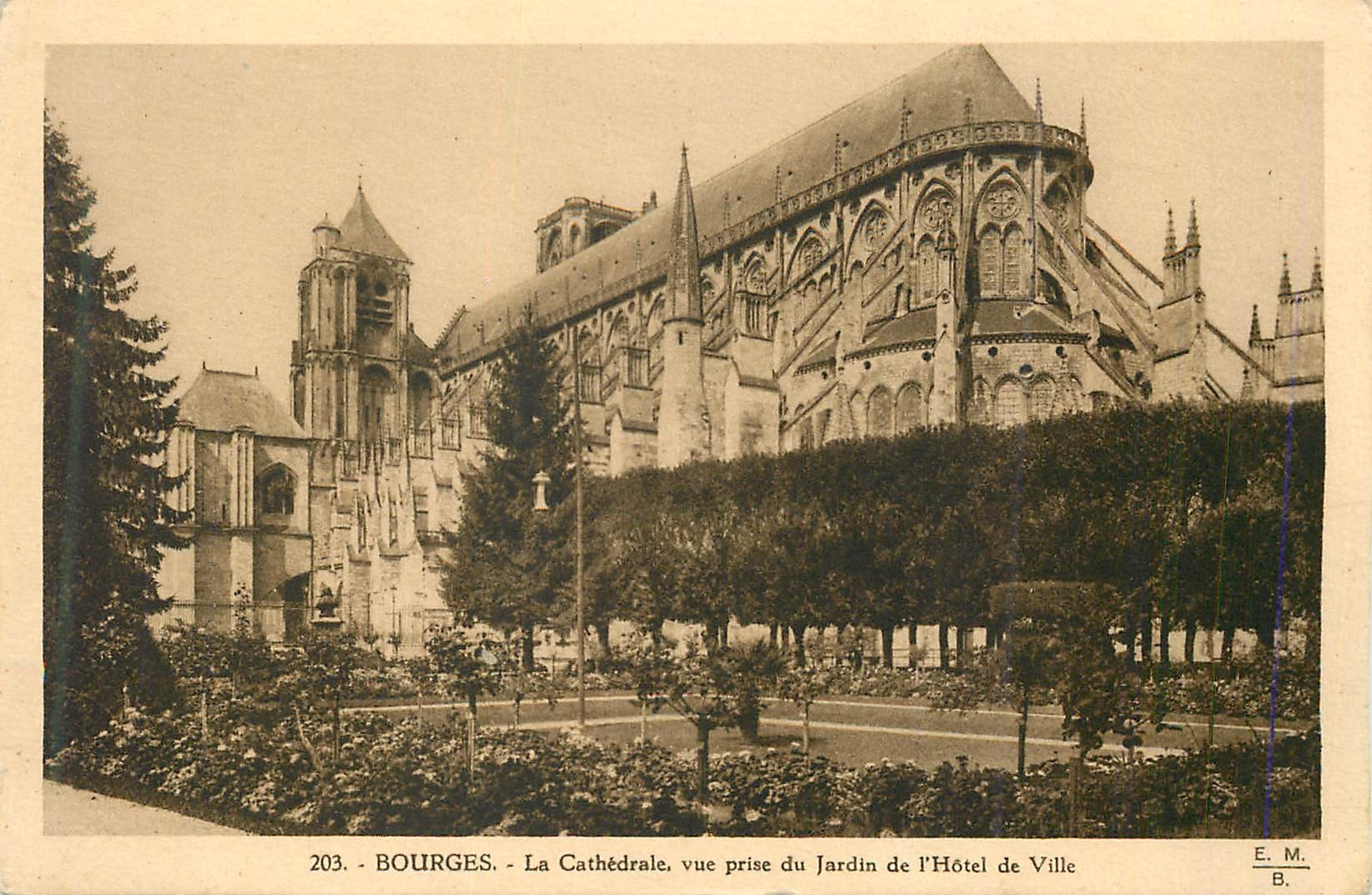 CPA Bourges La Cathedrale vue prise du Jardin de L'Hotel de Ville