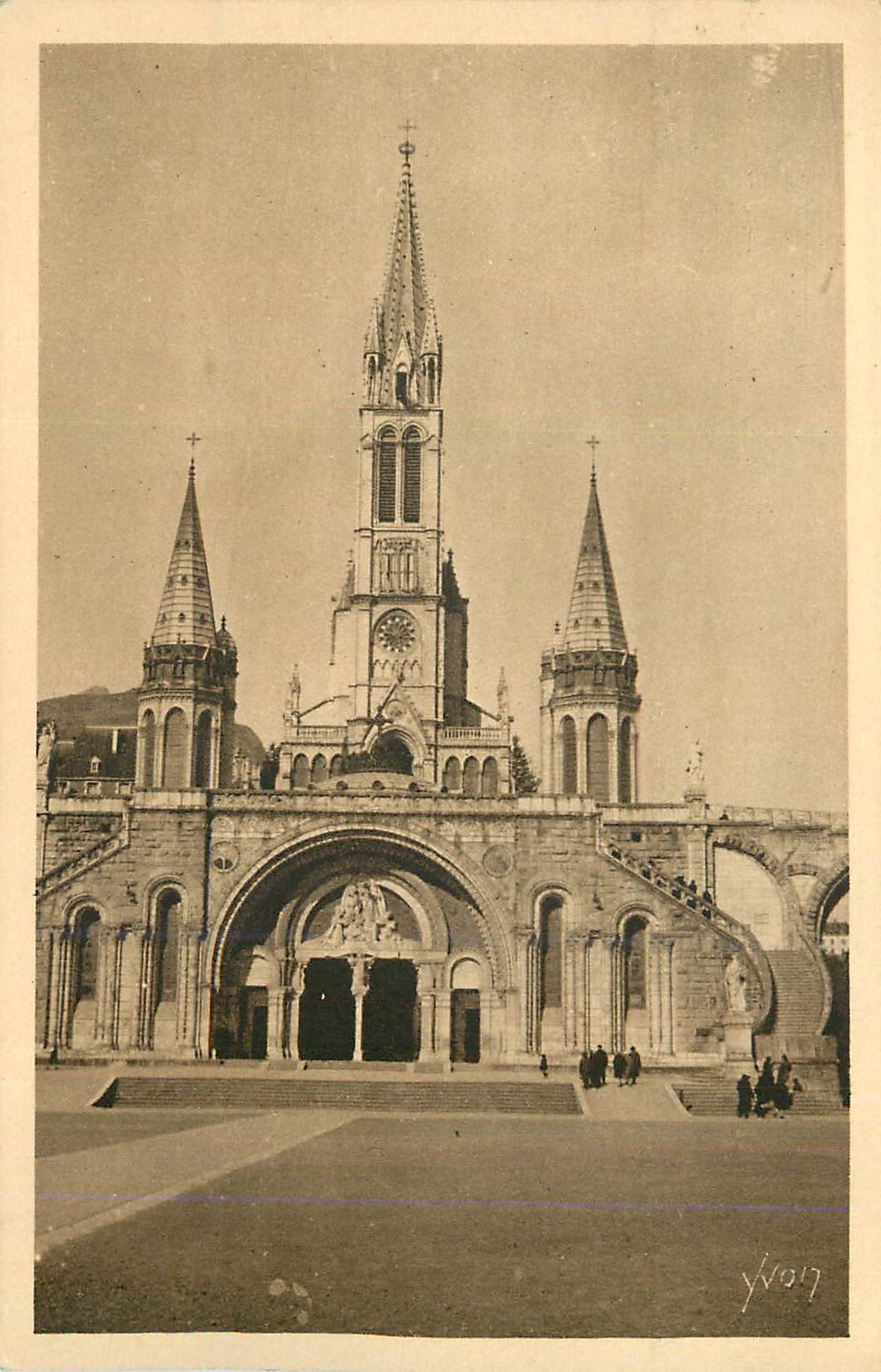 CPA Les Bernadettes a Lourdes La Basilique