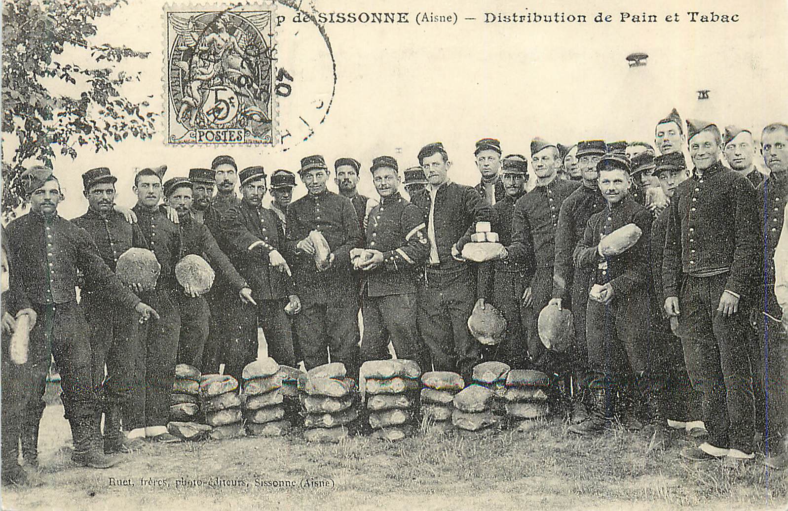 Camp de Sissonne (Aisne) — Distribution de Pain et Tabac — Buet, frères, photo-Adour, Sissonne (Aisne)