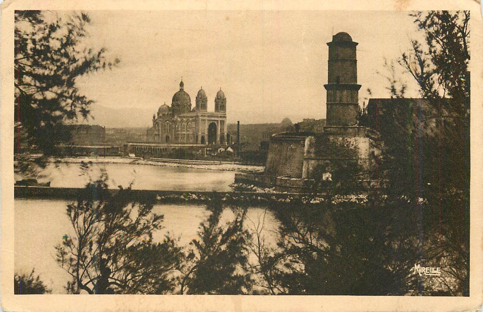 CPA Marseille la Cathedrale et le Fort Saint Jean vus du Pharo