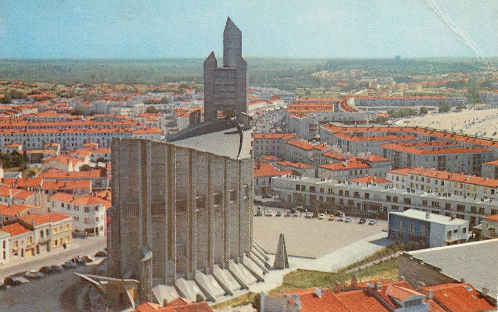 CPM Royan l'Eglise Notre Dame dominant la Ville Architecte G Gillet