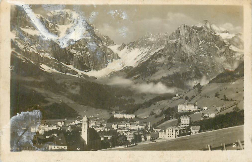 Village alpin encaissé entre montagnes enneigées — éditeur non identifiable, n° de série 2