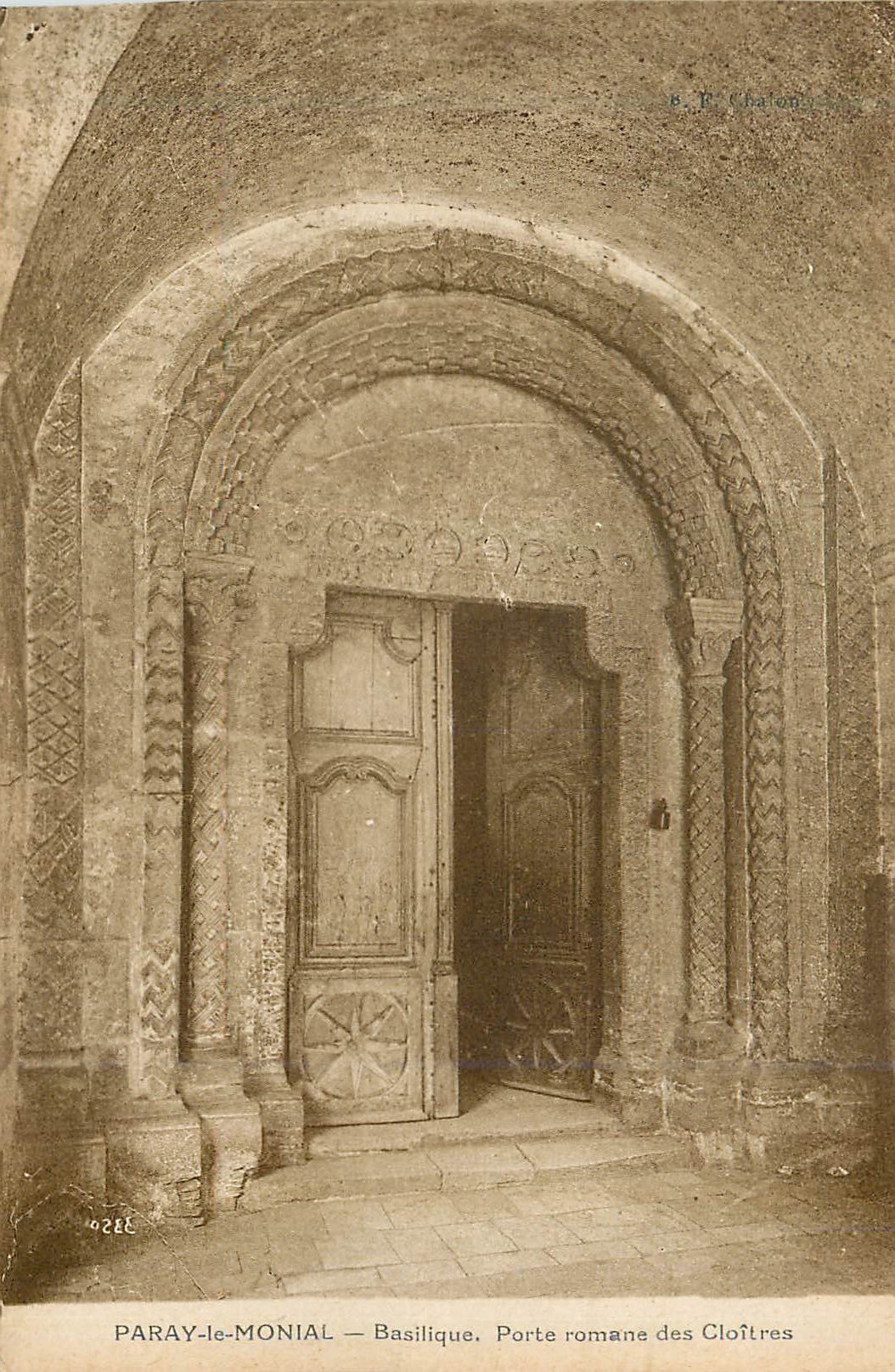 CPA Paray le Monial Basilique Porte Romane des Cloitres