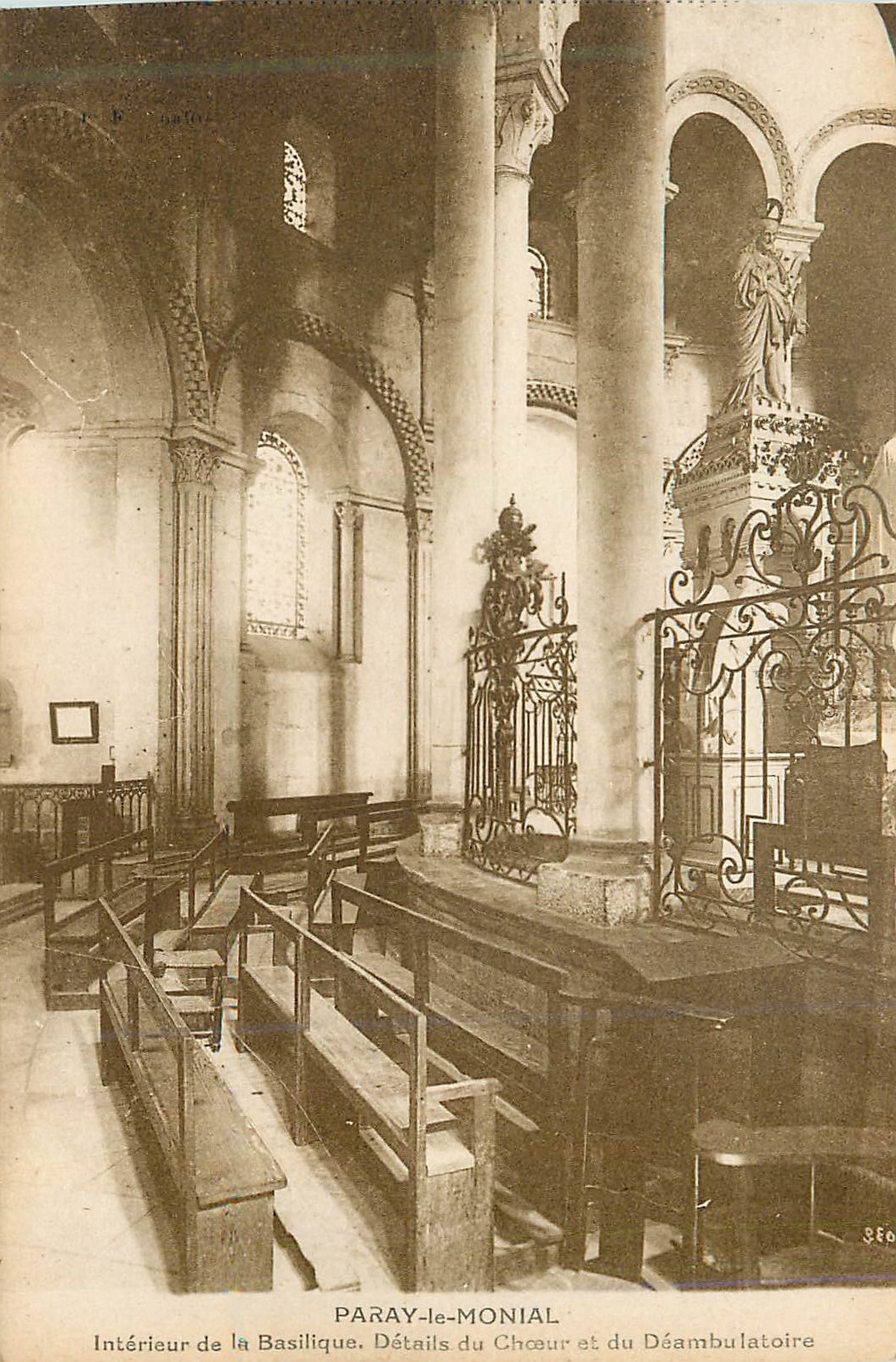 CPA Paray le Monial Interieur de la Basilique Details du Choeur et du Deambulatoire