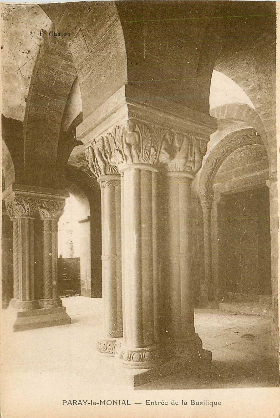 CPA Paray le Monial Entree de la Basilique