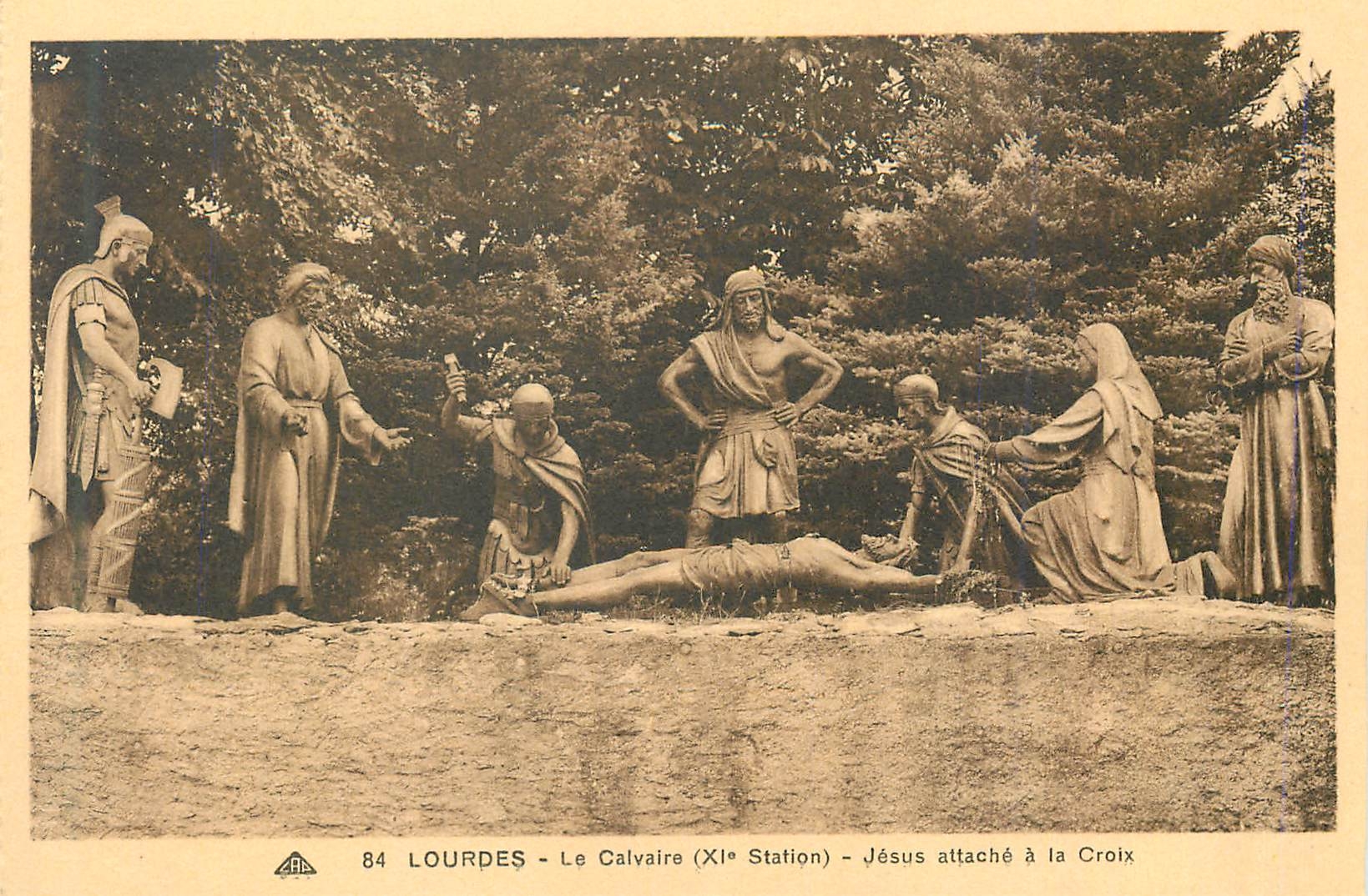CPA Lourdes le Calvaire (XIe station) Jesus Attache a la Croix