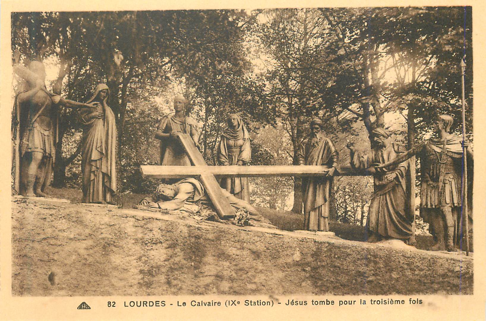 CPA Lourdes le Calvaire (IXe station) Jesus Tombe pour la Troisieme fois