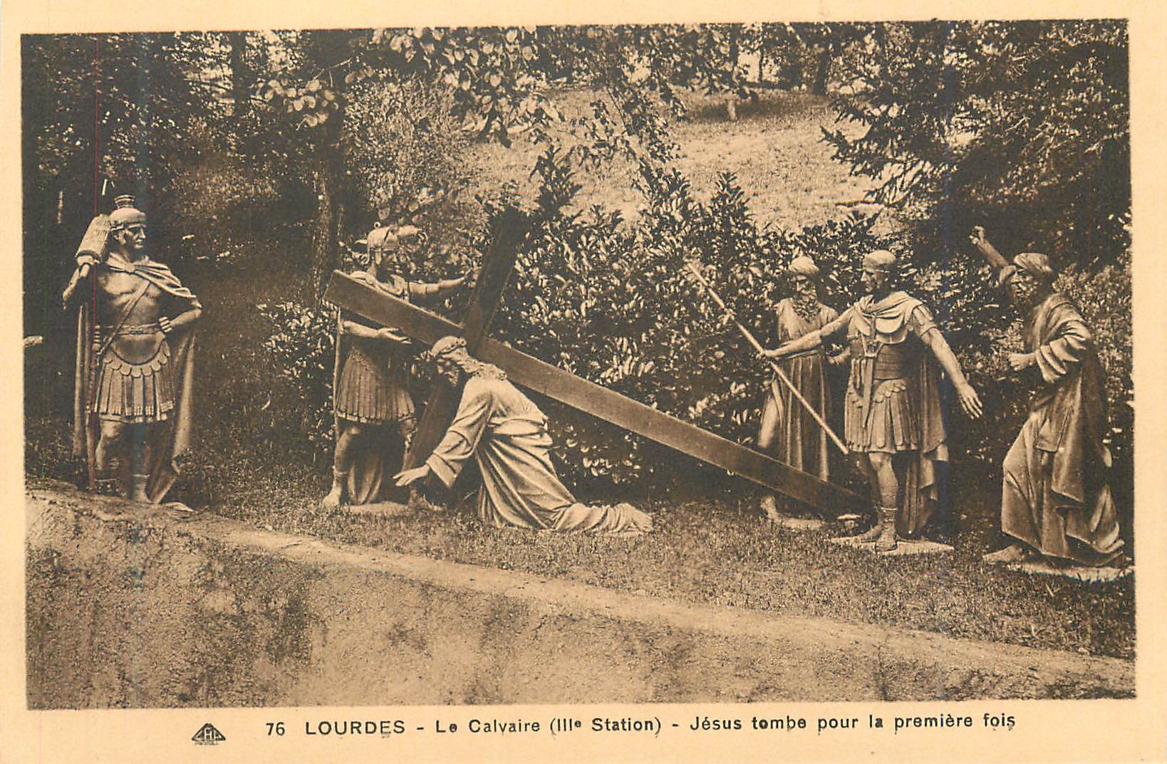 CPA Lourdes le Calvaire (IIIe station) Jesus Tombe pour la Premiere Fois