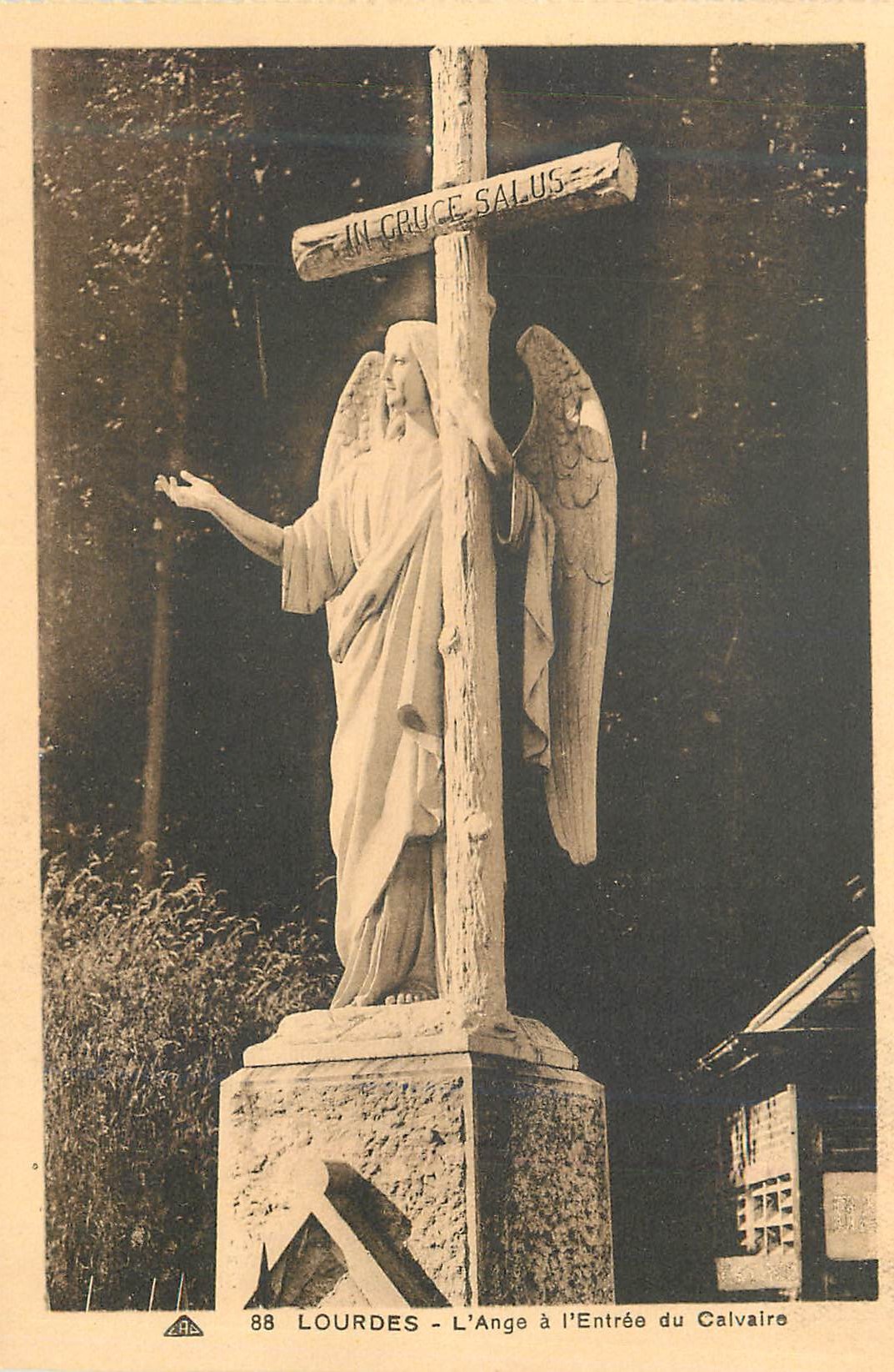 CPA Lourdes l'Ange a l'Entree du Calvaire