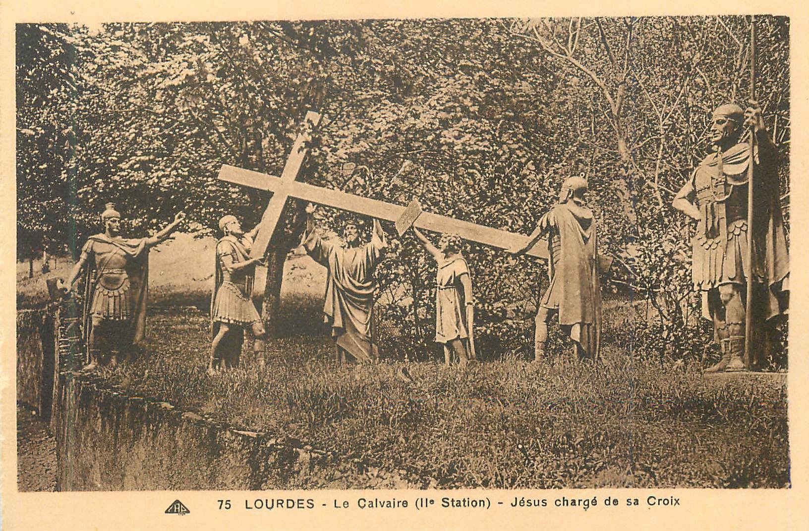 CPA Lourdes le Calvaire (IIe station) Jesus Charge de sa Croix