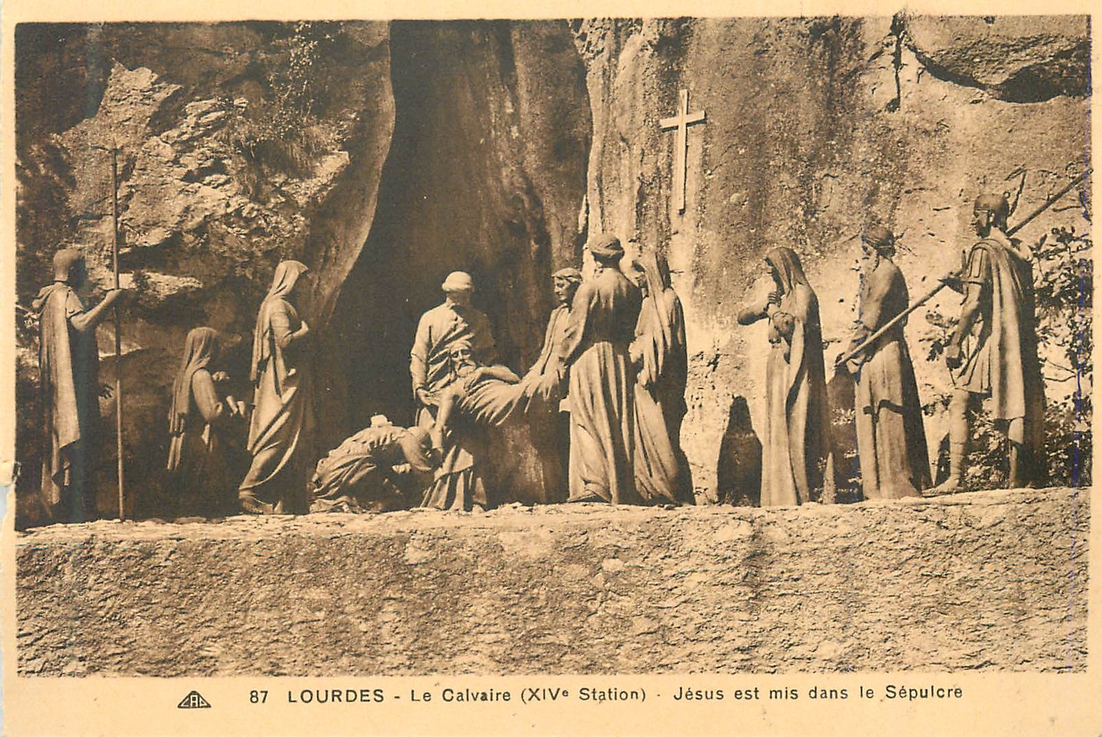 CPA Lourdes le Calvaire (XIVe station) Jesus est Mis dans le Sepulcre