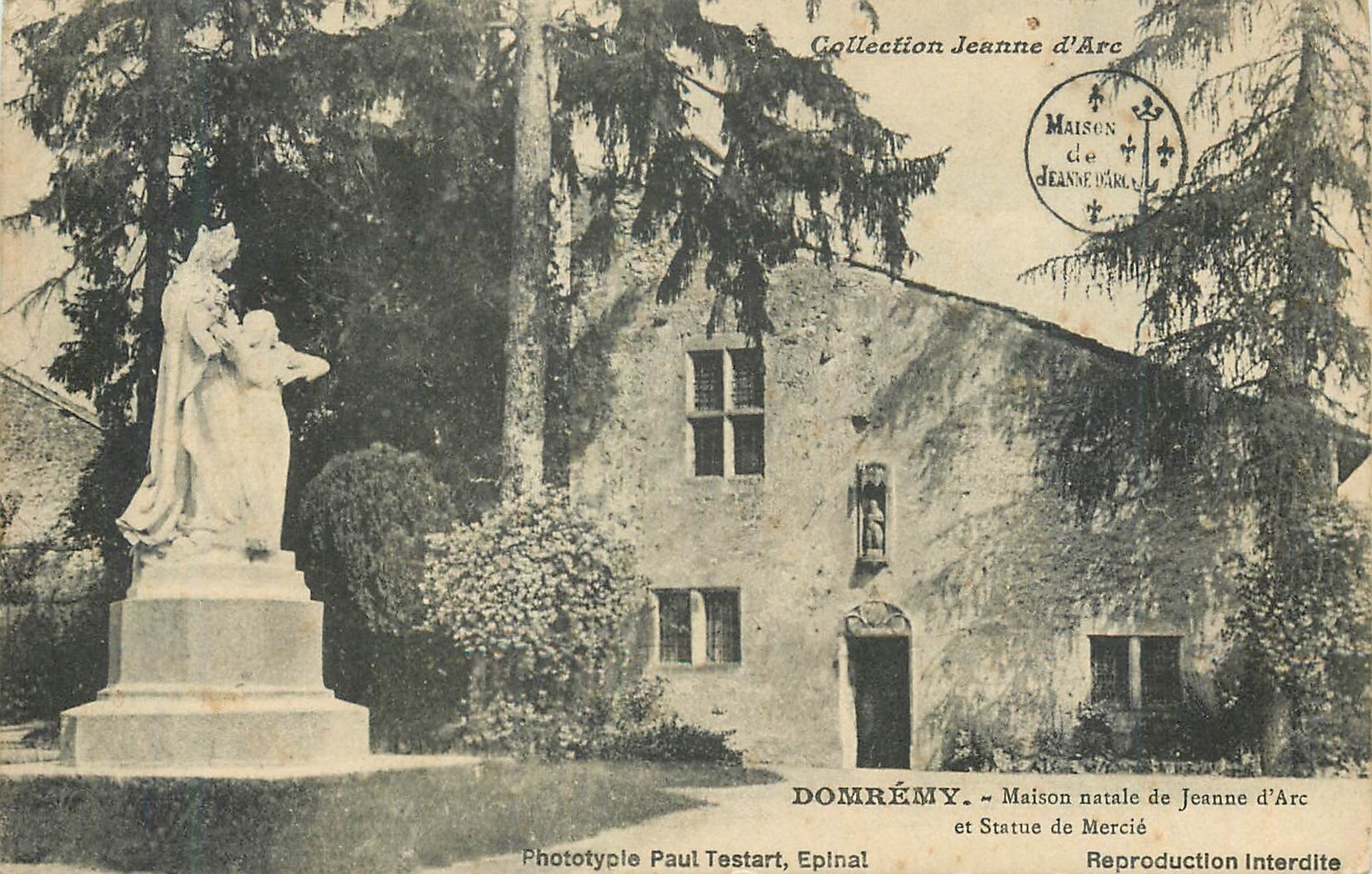 CPA Domremy Maison Natale de Jeanne d'Arc et Statue de Mercie