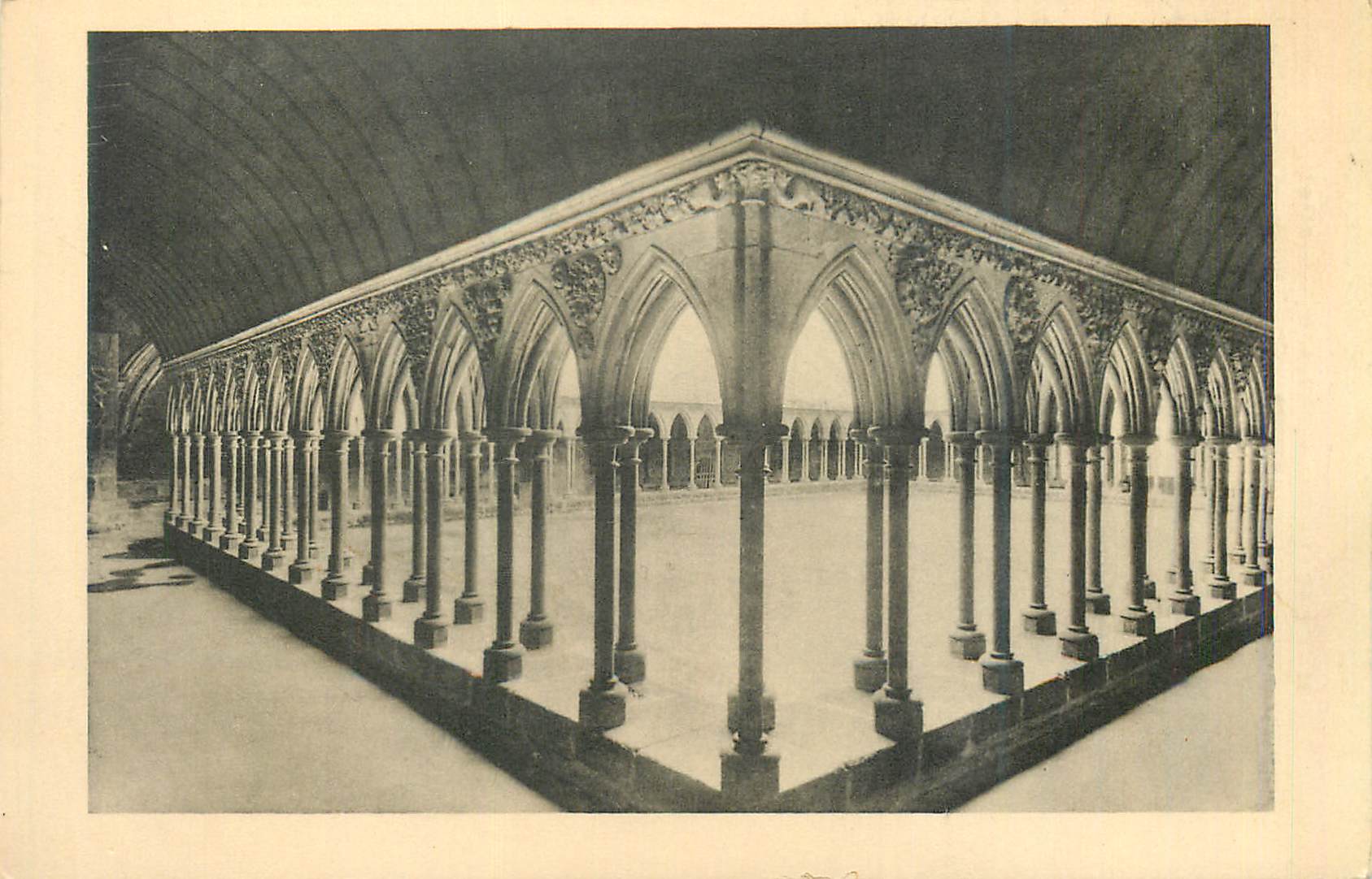 Abbaye du Mont-Saint-Michel — Cloître — Édition des Monuments Historiques - Recto