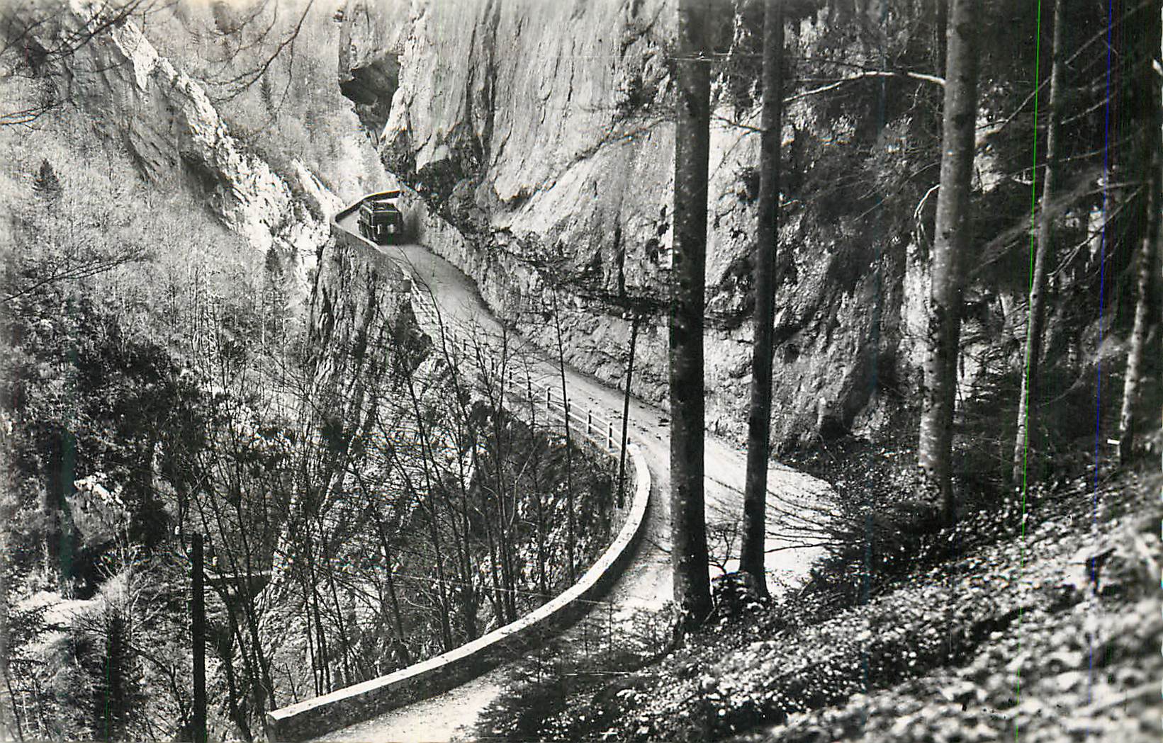 Route du Frou, dominant les Gorges du Guiers-Vif — Paysages de Chartreuse — Éditions J. Cellard