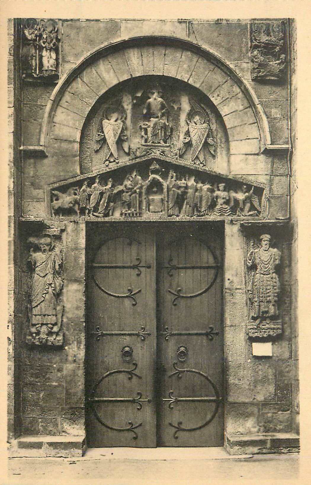 CPA Clermont Ferrand Eglise Notre Dame du Port Porte Meridionale
