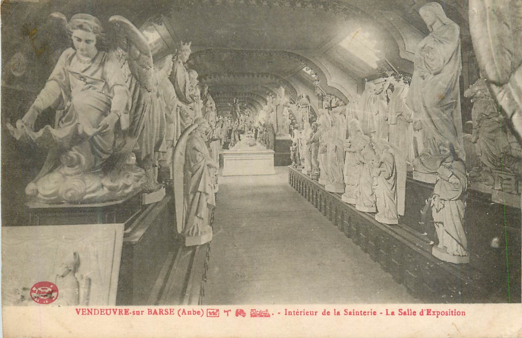 CPA Vendeuvre sur Barse (Aube) Interieur de la Sainterie la Salle d'Exposition