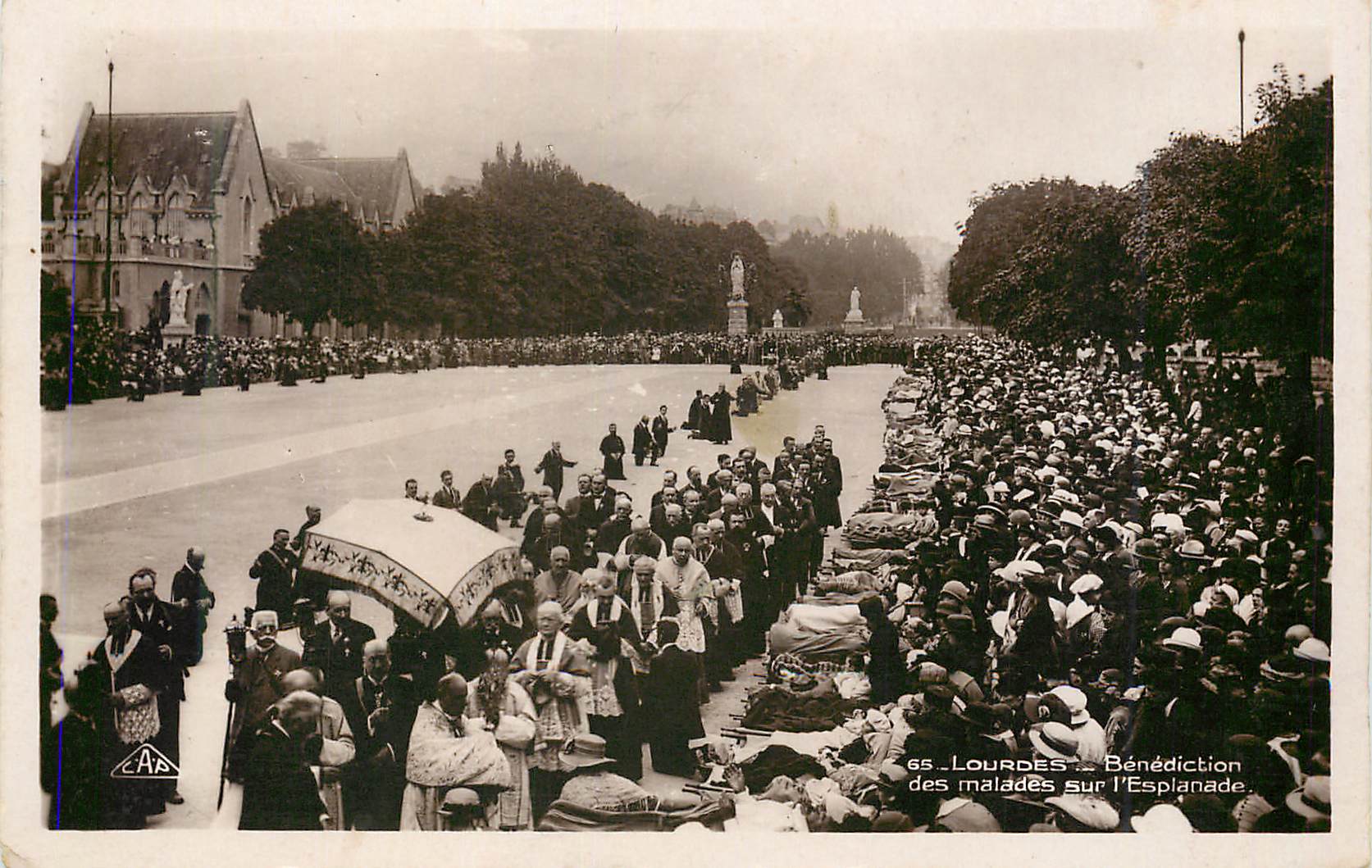 CPM Lourdes Benediction des Malades sur l'Esplanade