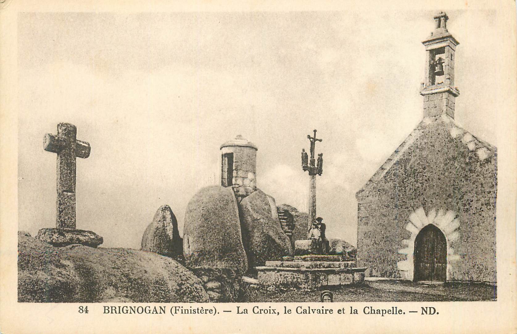 CPA Brignogan (Finistere) la Croix le Calvaire et la Chapelle