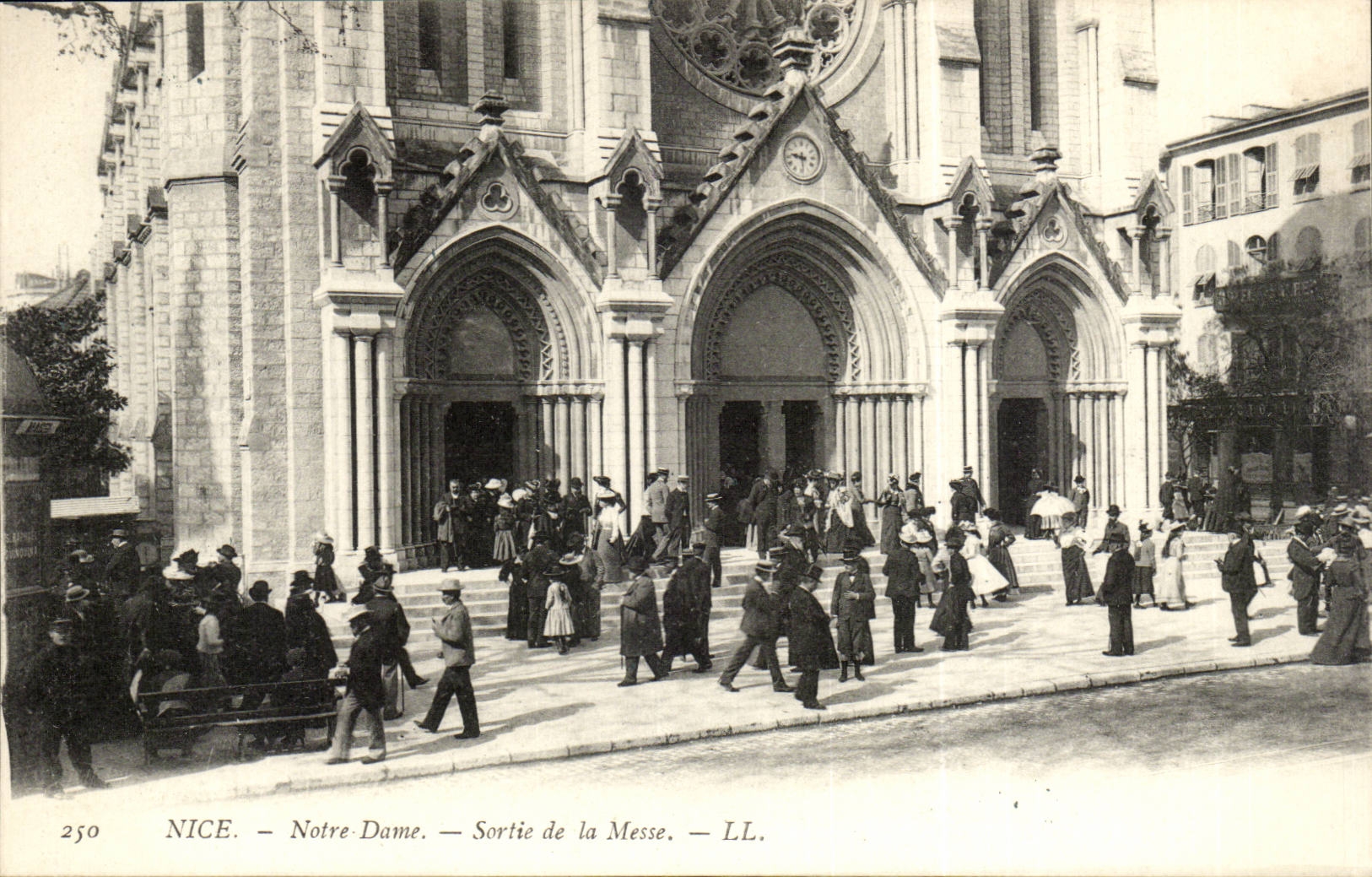 NICE. — Notre-Dame. — Sortie de la Messe. — LL. — N° 250