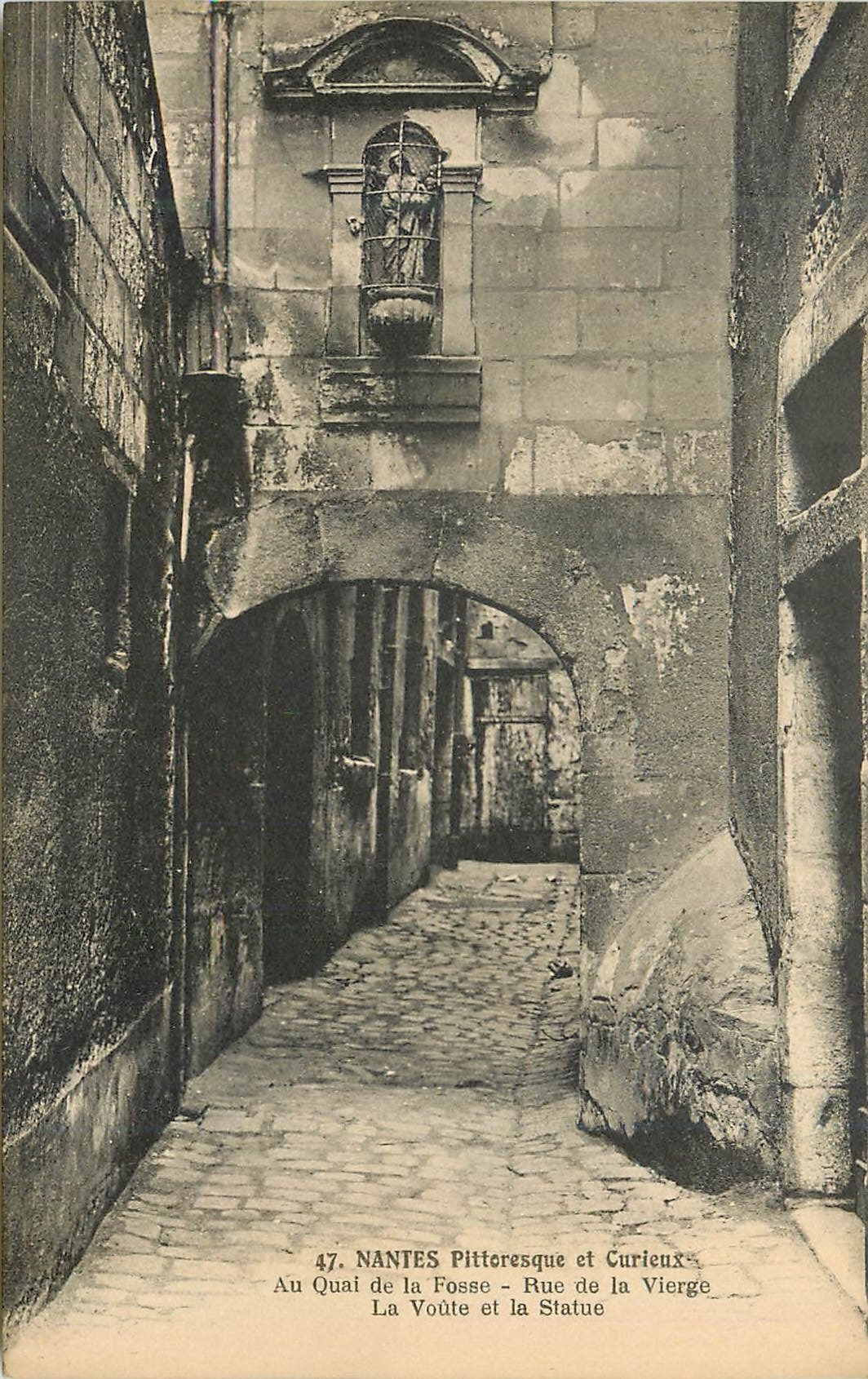 CPA 47 nantes pittoresque et curieux au quai de la fosse rue de la vierge la voute et la statue