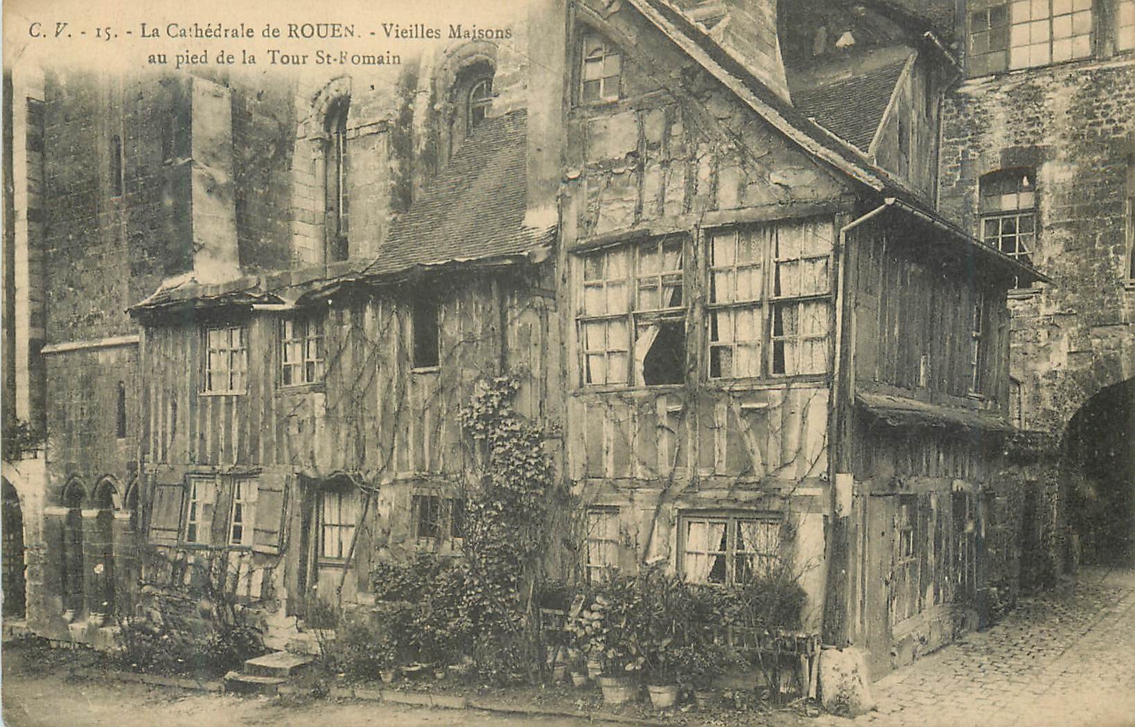 CPA C v 15 la cathedrale de rouen vielles maisons au pied de la tour st romain
