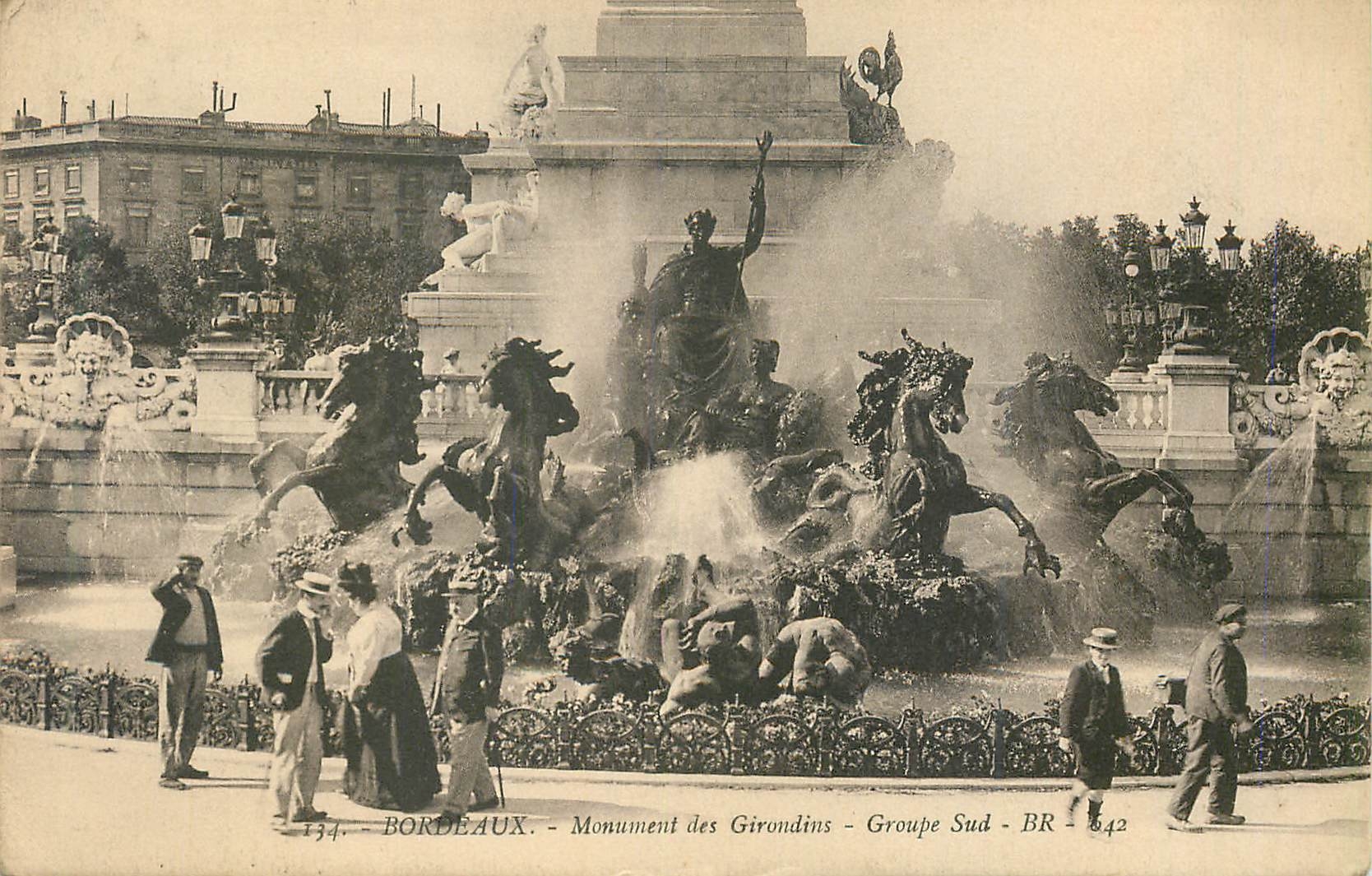 CPA 134 bordeaux monument des girondins groupe sud br