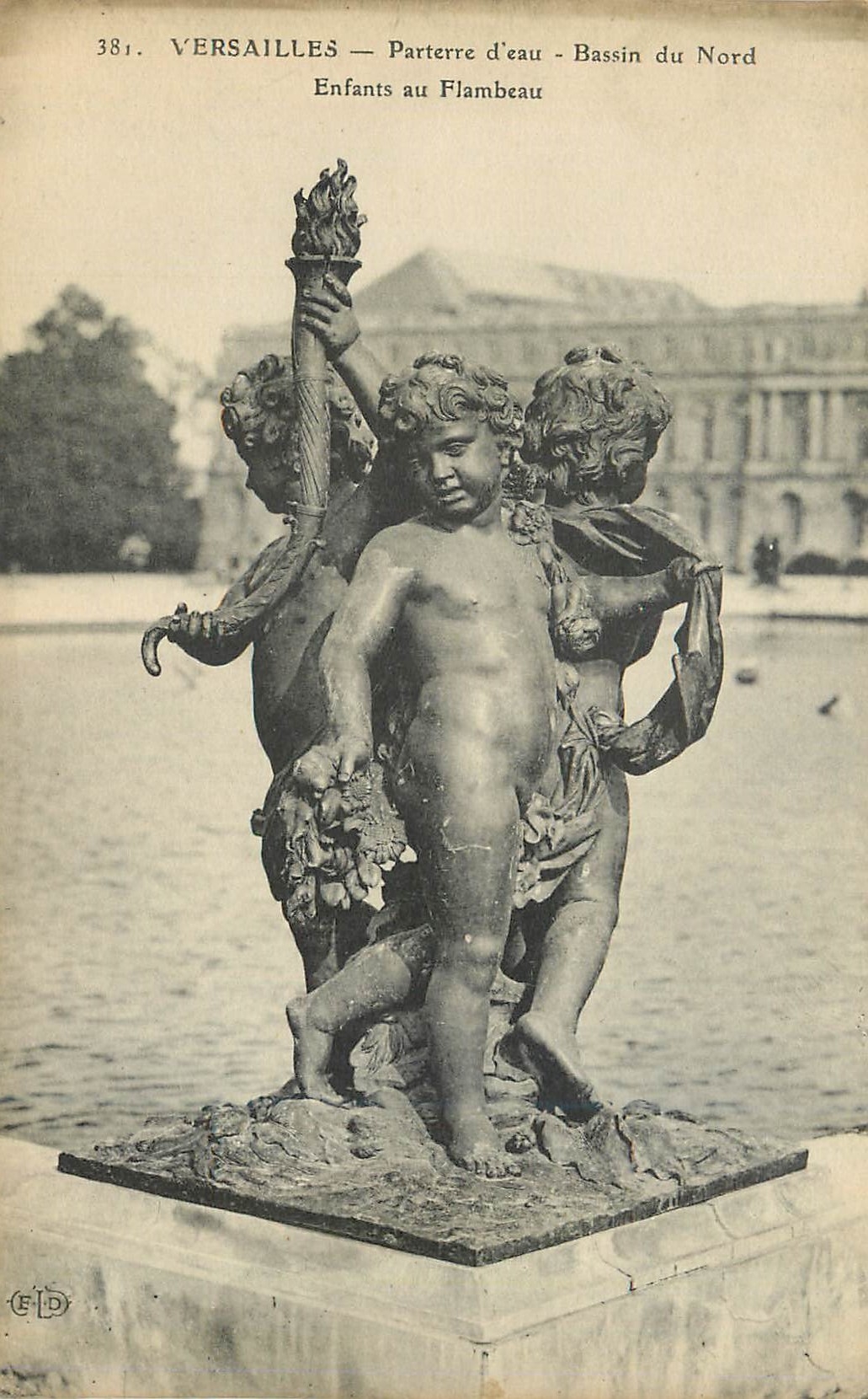 CPA 381 versailles parterre d eau bassin du nord enfants au flambeau