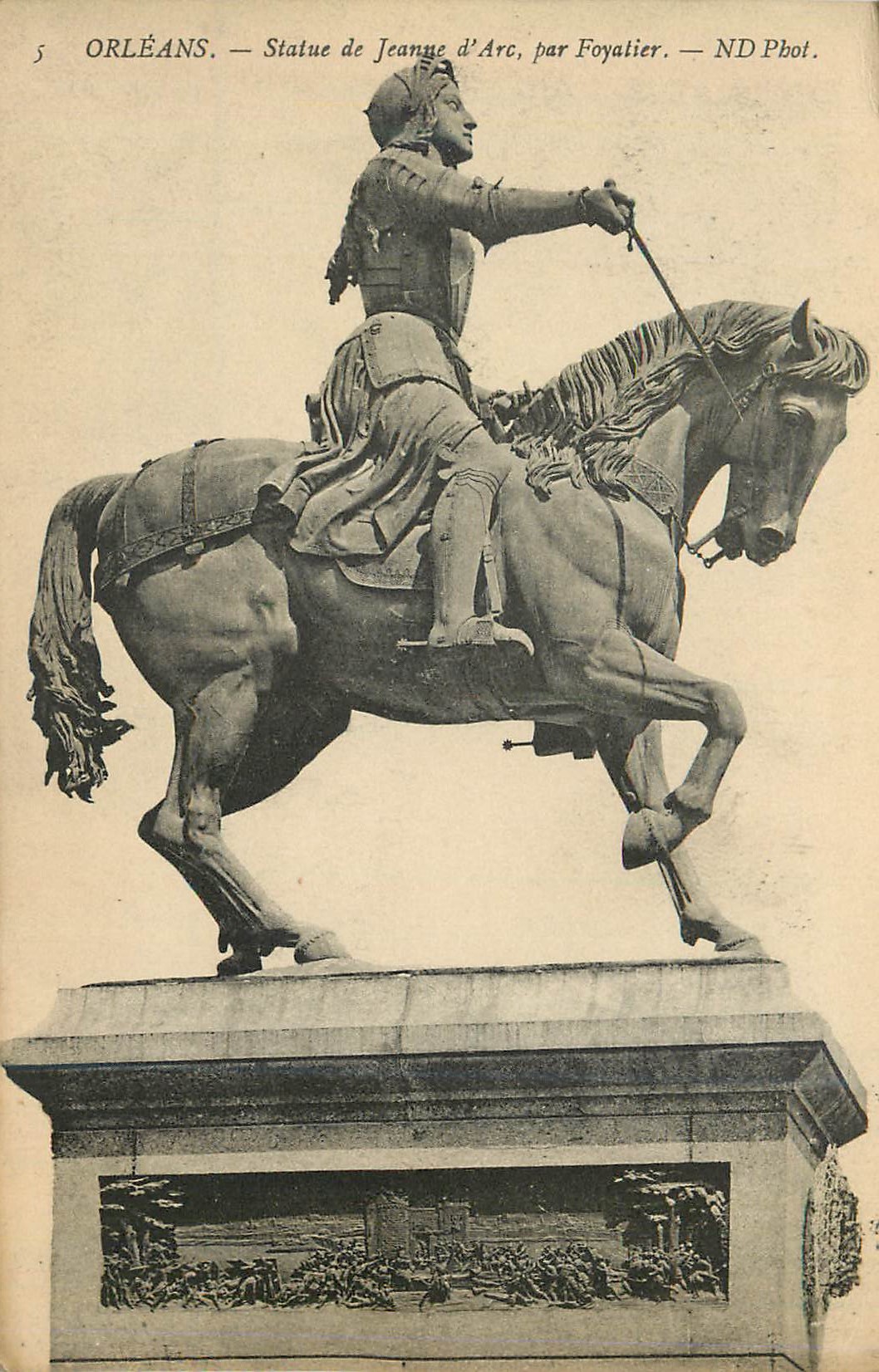 CPA Orleans statue de jeanne d arc par foyatier n d phot