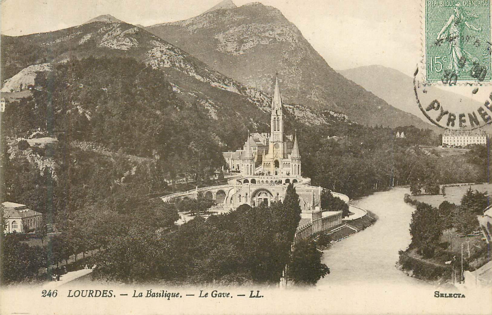 CPA 246 lourdes la basilique le gave ll