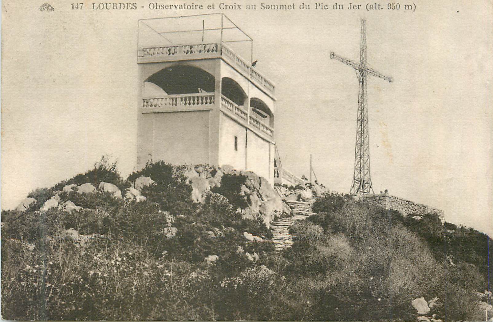 CPA 147 lourdes observatoire et croix au sommet du pic du jer (alt 950 m)