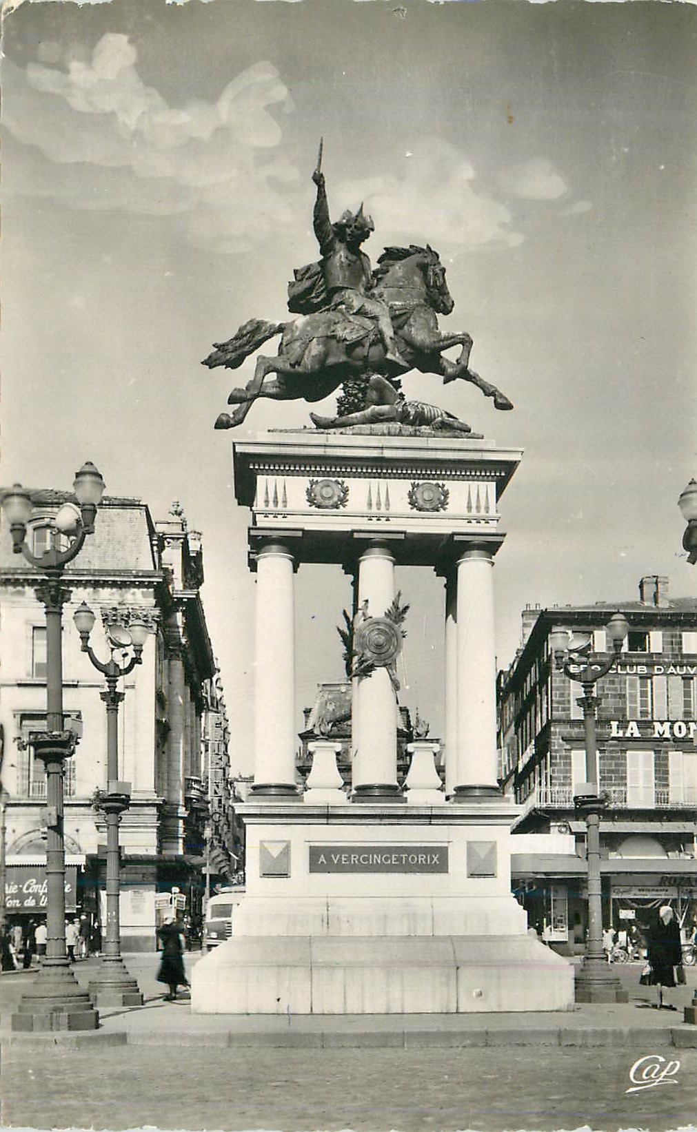 CPM 824 clermont ferrand place de jaude monument de vercingetorx