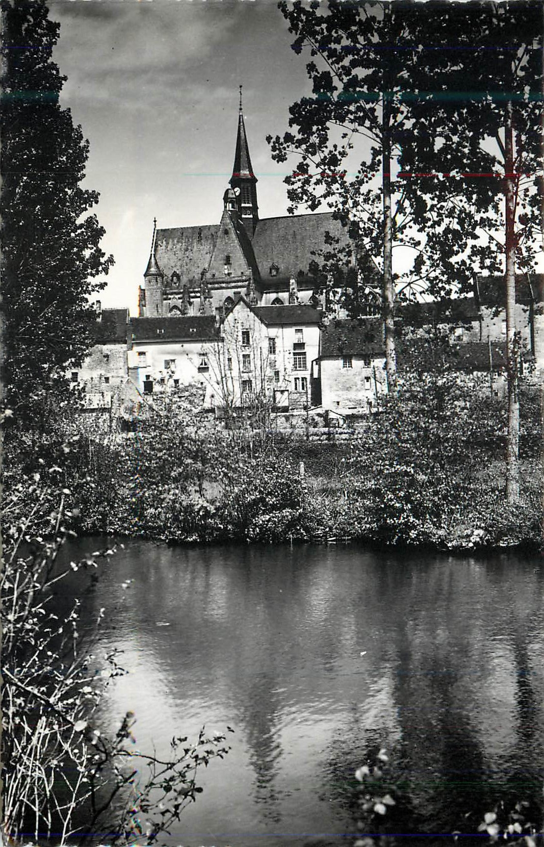 CPM Montresor (indre et loire) l eglise se mirant dans l indrois