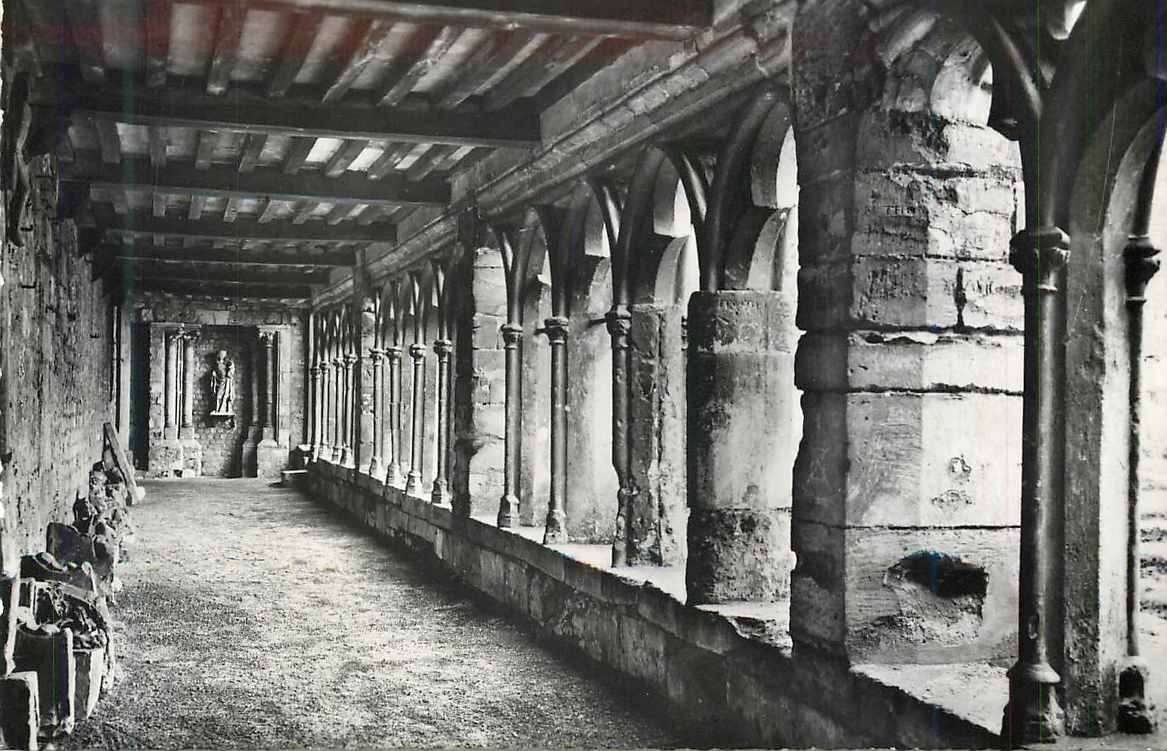 CPM 436 beauvais le cloitre