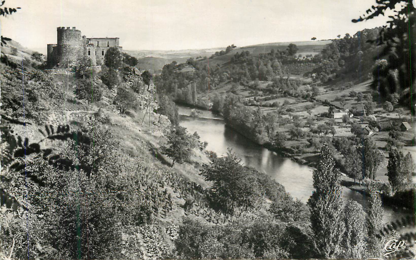 CPM 47 vallee de la sioule le chateau feodal de chouvigny