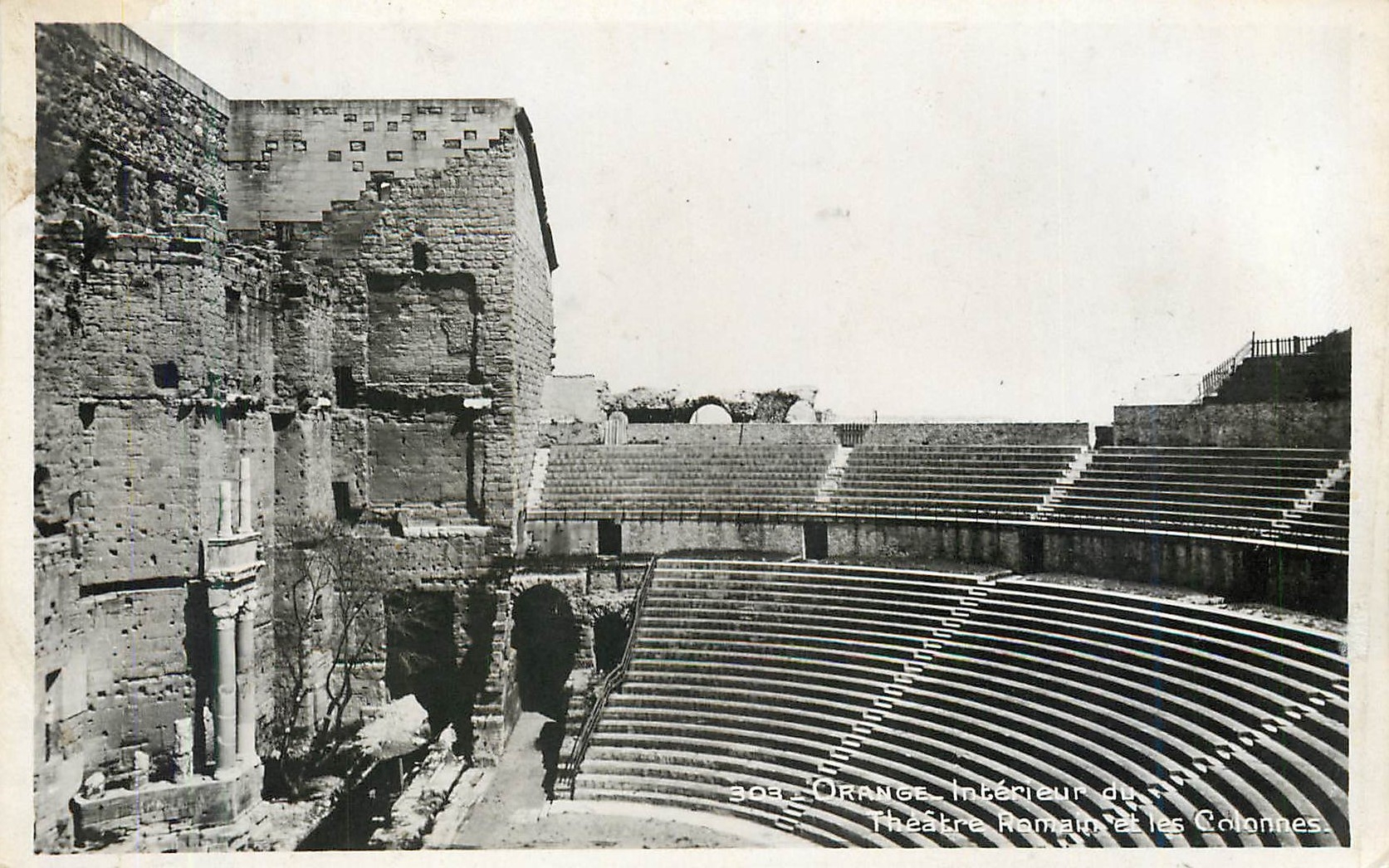 Orange — Intérieur du Théâtre Romain et les Colonnes — Édition La Cigogne, Marseille, n°303