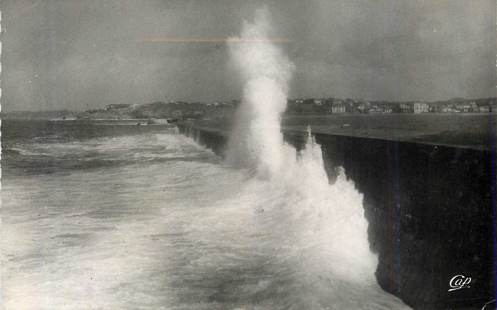CPM 1290 saint jean de luz le socoa effet de vagues dans le fond saint jean de luz et la pointe de ste barbe