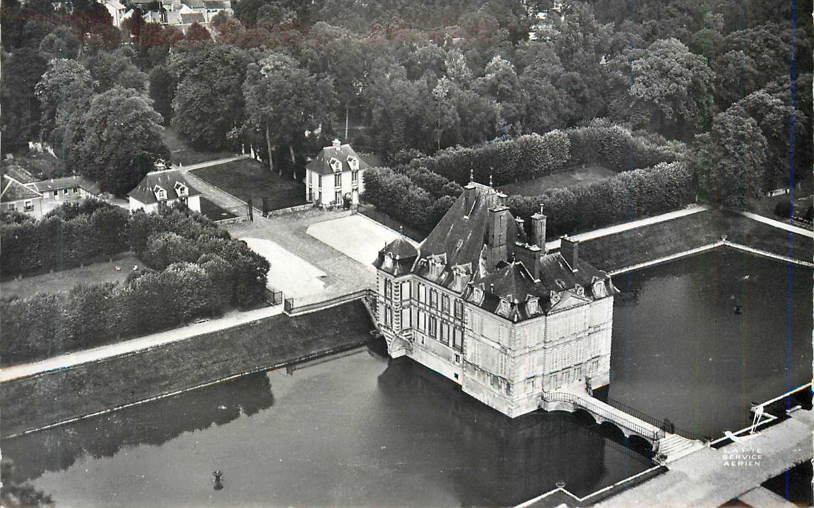 CPM En avion au dessus de 1 ormesson (s et o) le chateau