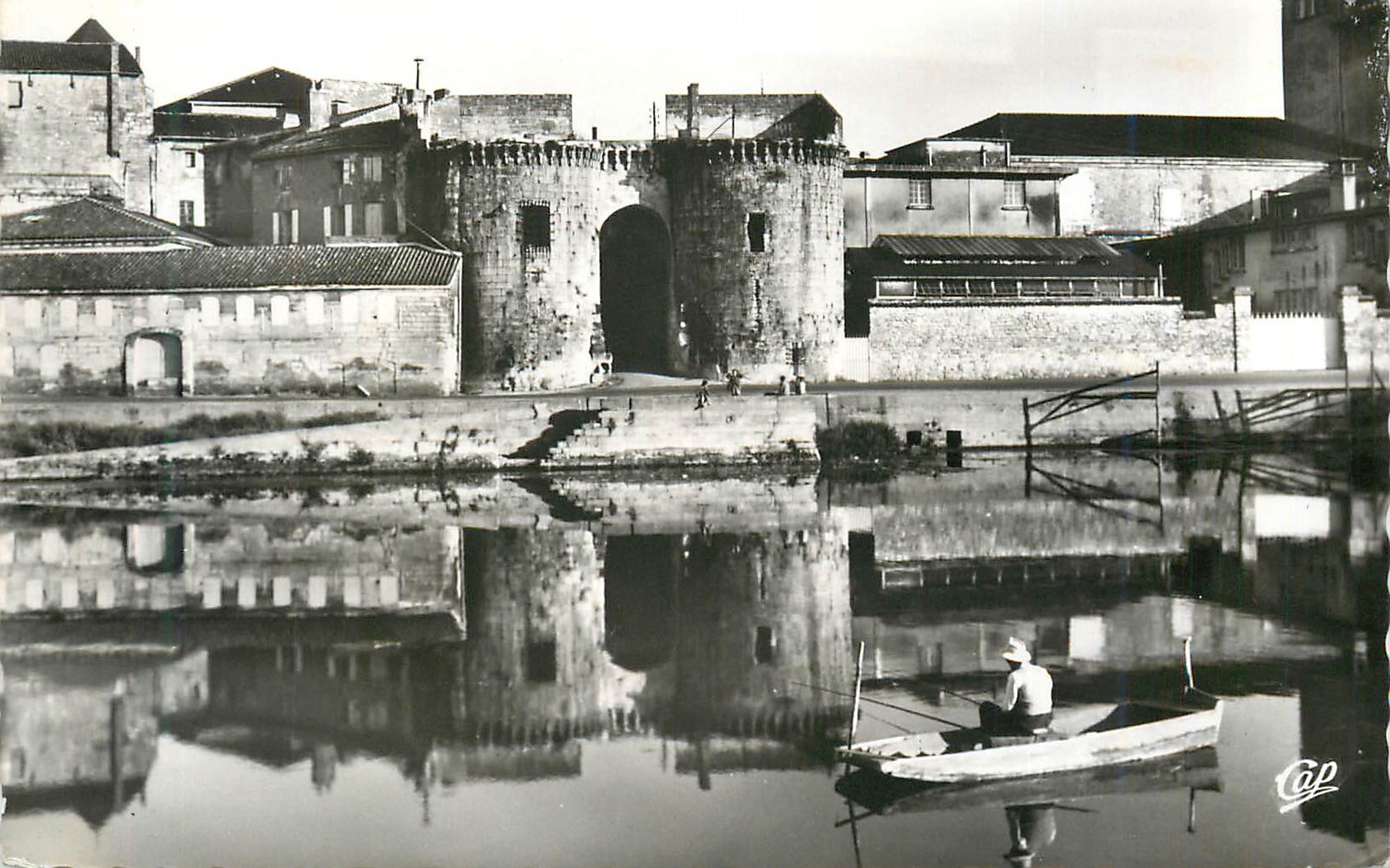CPM 1561 cognac les tours du chateau des valois au bord de la charente Peche
