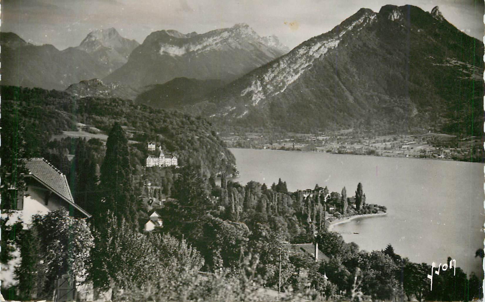 Lac d'Annecy (Haute-Savoie) — Talloires à l'ombre de la montagne se reflétant dans le lac — Véritable Photo, Paris