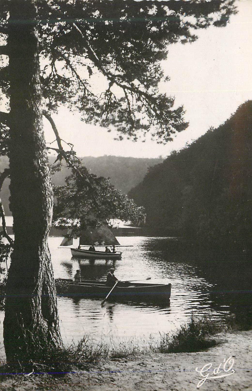 CPM L auvergne br cp 191 le lac pavin alt 1197 m peche et promenades