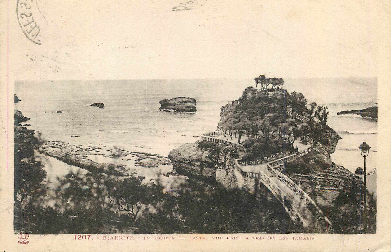 Biarritz - Le Rocher du Basta, vue prise à travers les tamaris — Phototypie Labouche Frères, Toulouse, n°1207