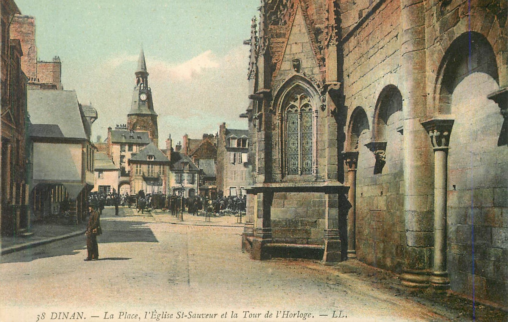 CPA 38 dinan la place l eglise st sauveur et la tour de l horloge
